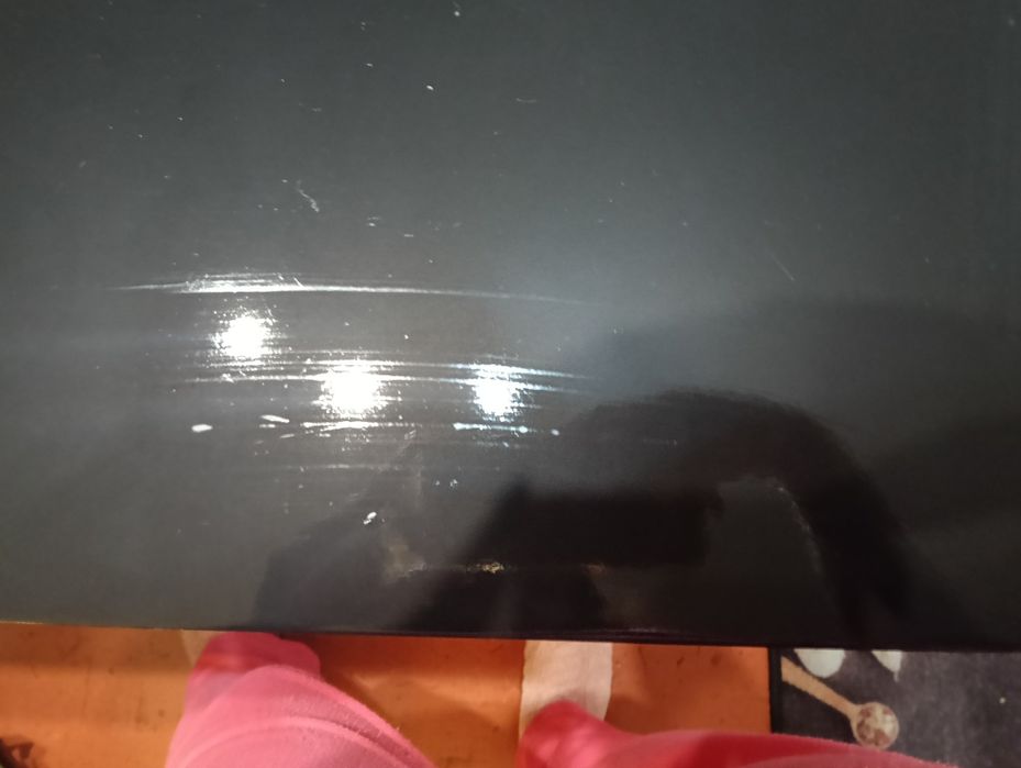 Conjunto mesa e cadeiras de plástico e madeira