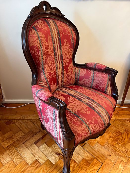 Cadeirão antigo vermelho de madeira e tecido