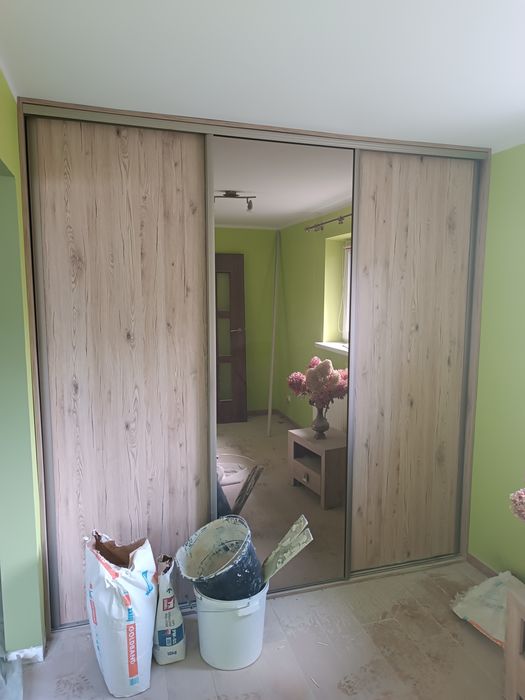 Szafa przesuwna, puf zielony