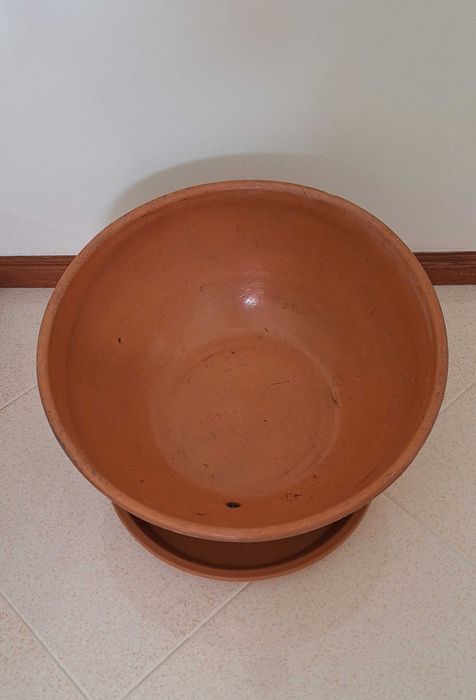 Floreira redonda em barro vermelho