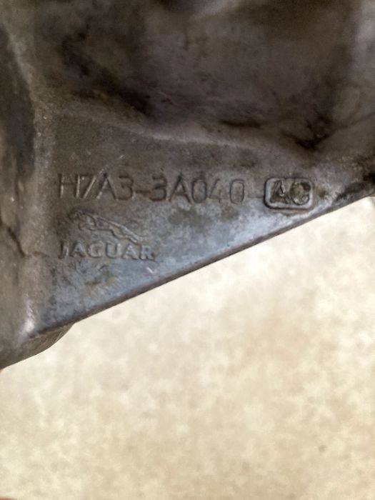 Флянець мосту передній правий jaguar для повного приводу.