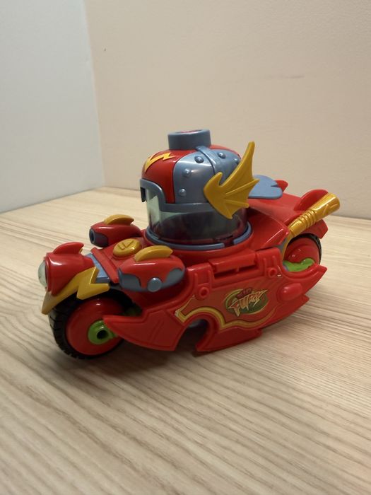 Pojazdy Supetrhings Speed Fury i Kazoom Racer