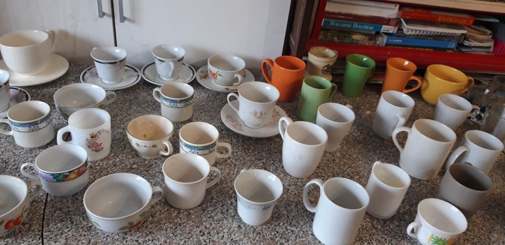 Conjunto de Chávenas e Canecas Diversas