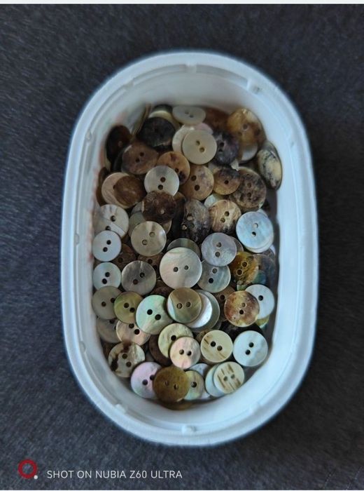 Guziki z masy perłowej