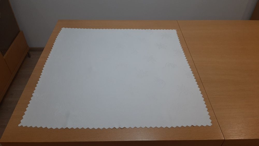 Obrus plamoodporny ecru 73 x 73