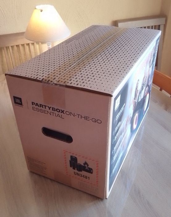 Coluna JBL PartyBox On-The-Go Essential, em estado novo