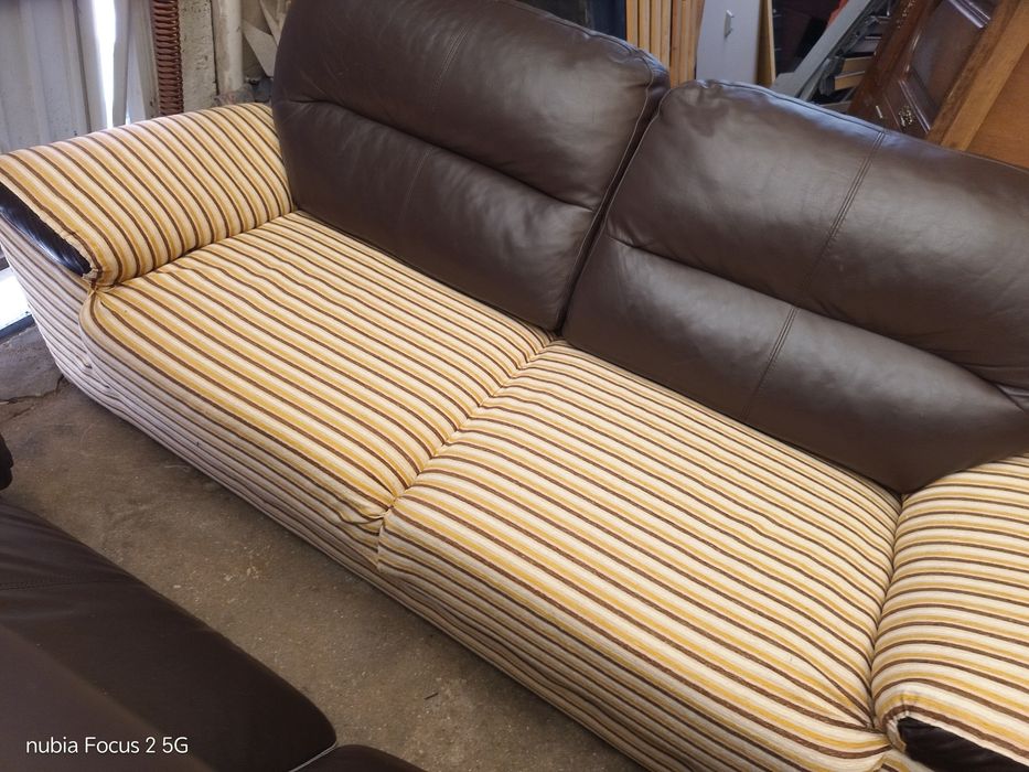 Sofa chaise longue de dois lugares leva o puff