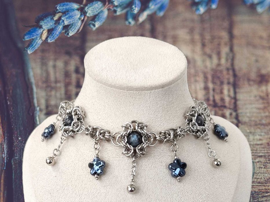 Choker z ciemnym labradorytem i ceramicznymi kwiatuszkami granatowymi