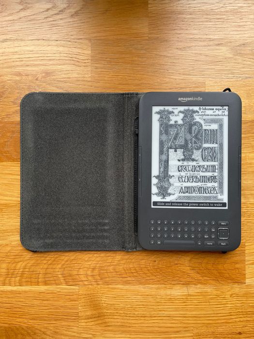 Czytnik Amazon Kindle Keyboard 3rd Generation z Oryginalnym Skórzanym Etui