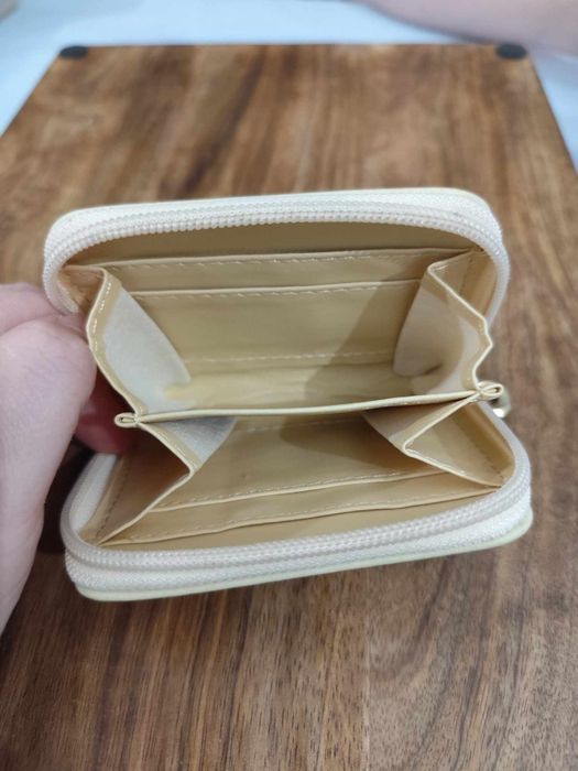 Mały beżowy portfelik