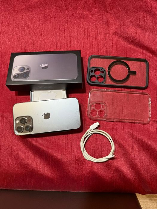 iPhone 13 Pro com caixa original 
-256g 
-78% capacidade bateria 
-2 c