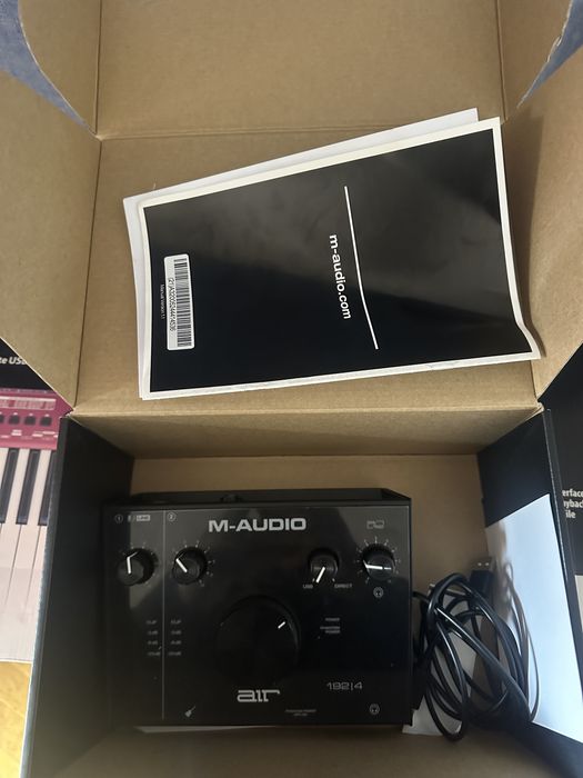 “Kit Home Studio – MIDI Keyboard + Interface de Áudio + Suporte”