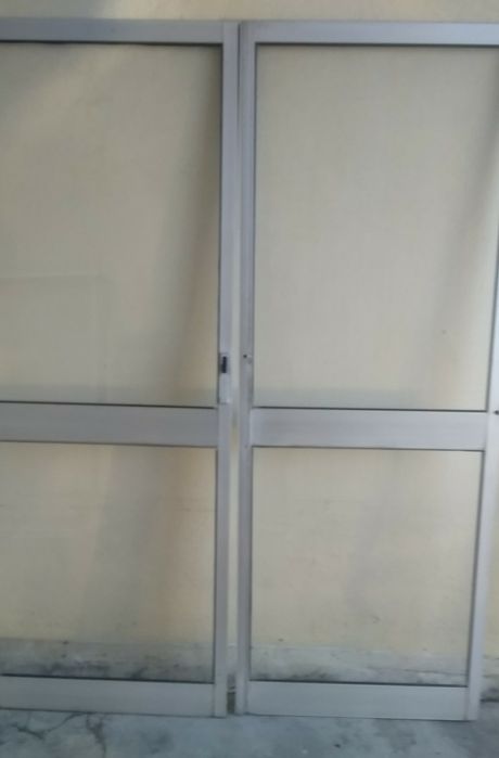 Janelas em alumínio de correr com vidro simples sem aro