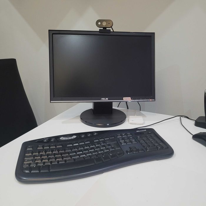 Monitor ASUS + teclado Microsof