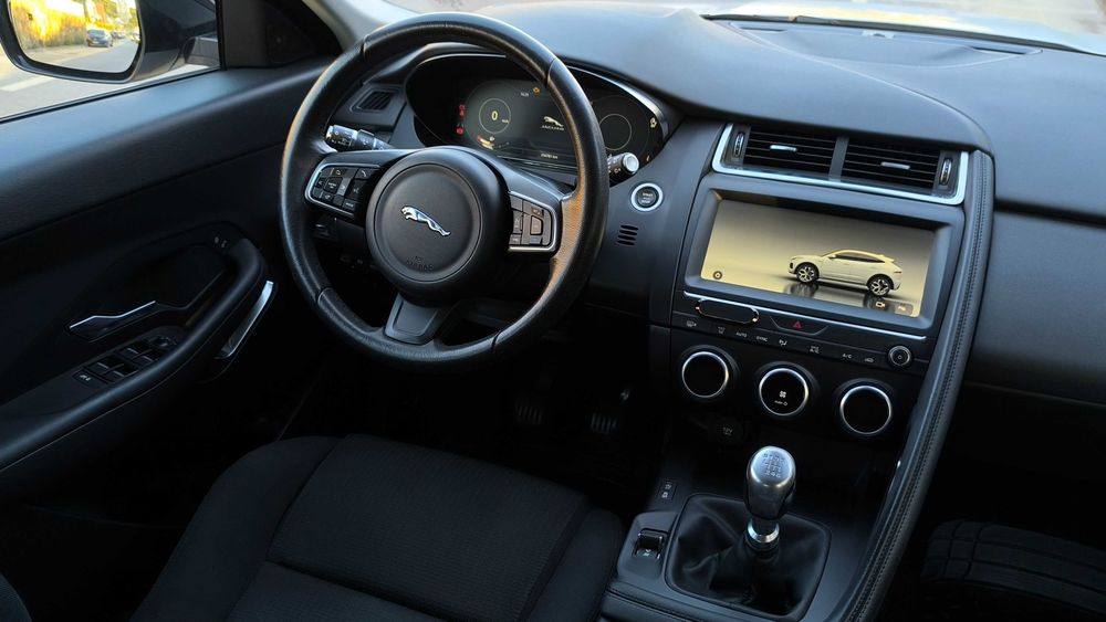 Jaguar E-Pace D150 i4D Versão Black & White