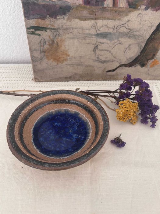 Taça em barro com fundo vidrado a azul cobalto