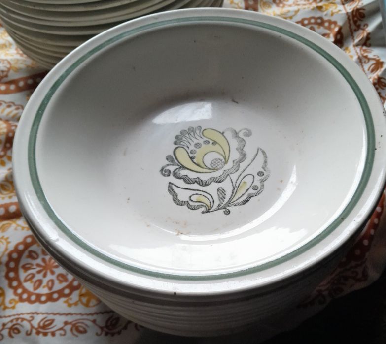 Посуда тарілки стакани хлібниці інше