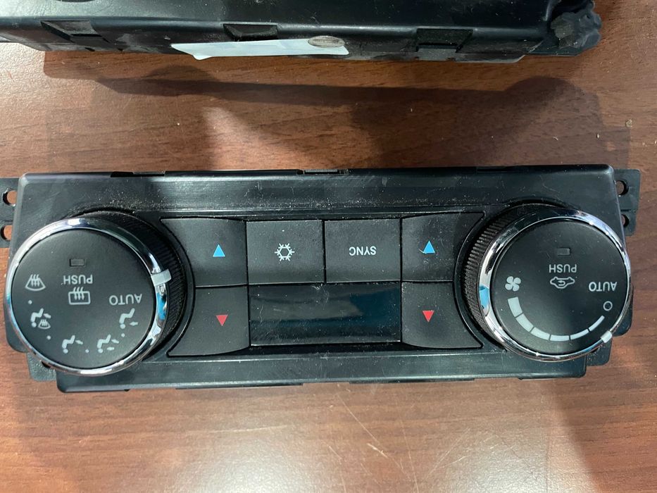 Dodge Ram 1500 DS IV Panel sterowania klimatyzacją dwustrefową 09-12