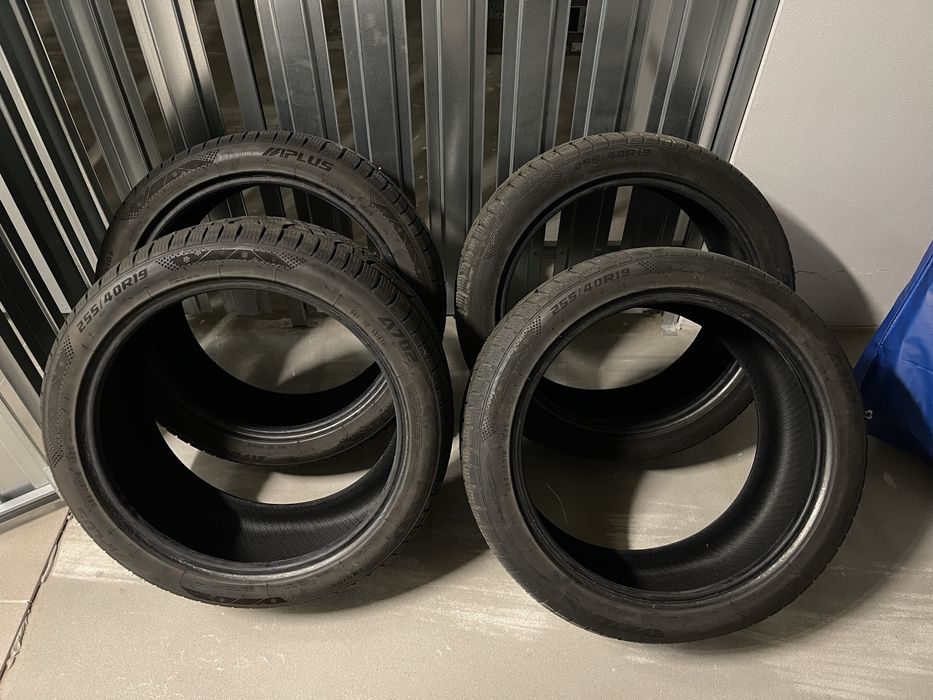 255 40 R19 22 rok Komplet opon zimowych 7, 7,5 mm