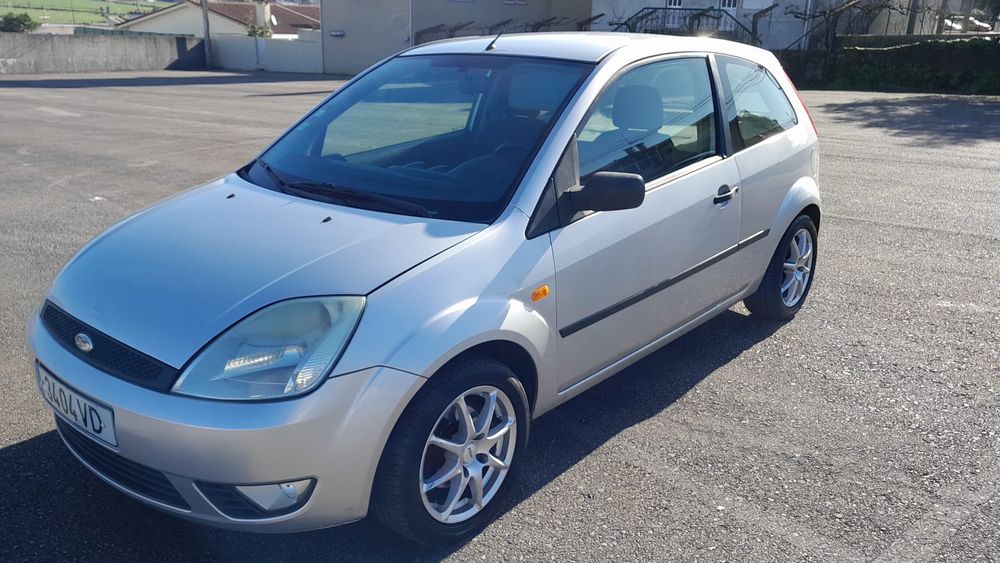 Automóvel comercial 2 lugares Ford fiesta a gasóleo de 2 003