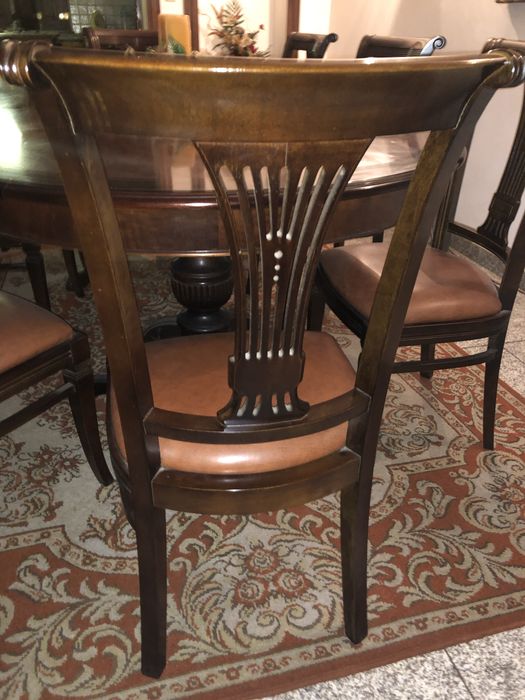 Mesa de jantar em madeira