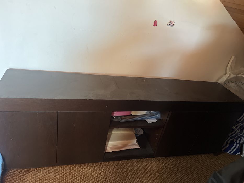 Movel aparador todo em madeira em estado satisfatorio