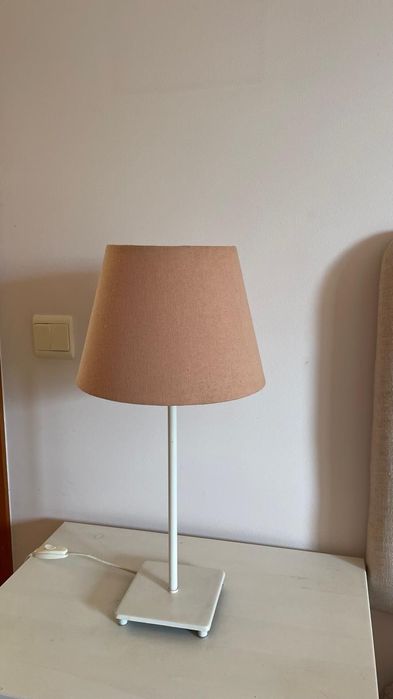 Candeeiro de mesa em ferro branco