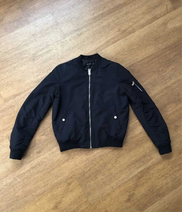 Stradivarius czarna kurtka bomberka