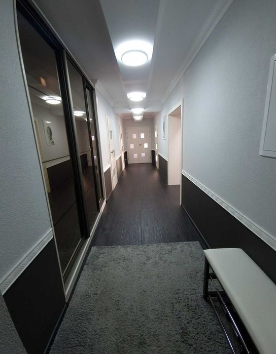 5-кімнатна квартира в самому центрі міста з дизайнерським ремонтом.