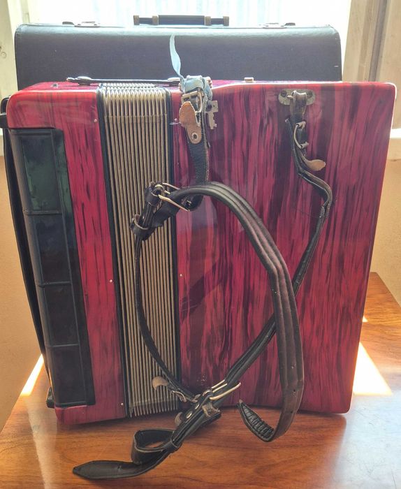 Akordeon Weltmeister Amigo 80 basów z futerałem