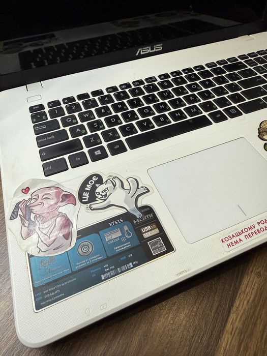 Ноутбук ASUS серії X751S.