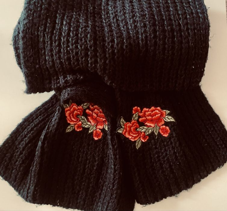 Piękny czarny szalik z motywem kwiatowym