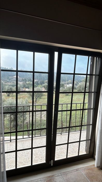 Vendo 9 janelas e 3 portas sacadas alumínio castanho e vidro duplo com oscilo batente , preço a partir de 100 euros