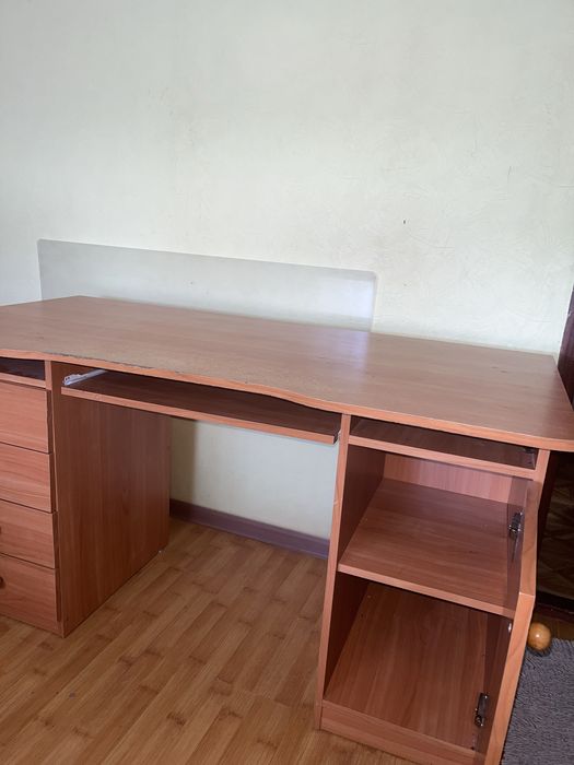 Стіл письмовий довжиною 1,4 м