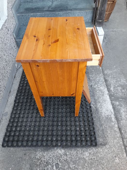 Sosnowa szafka minibarek