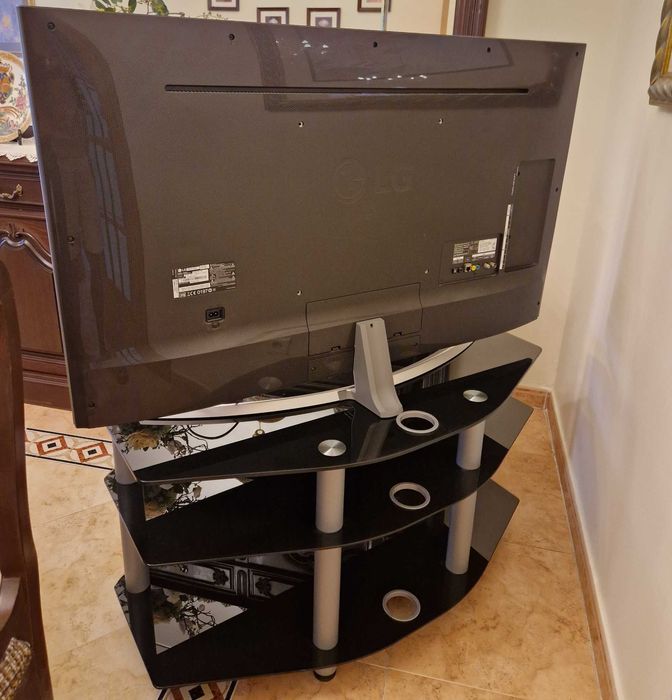 Smart TV UHD Led 49'' - LG + Móvel de TV (como novos)