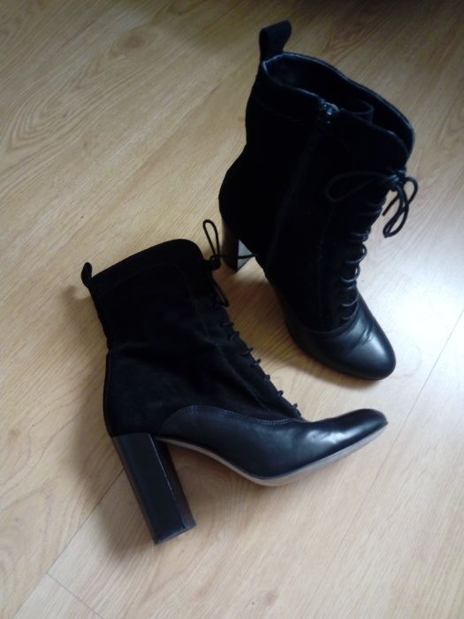 Botas pretas de salto