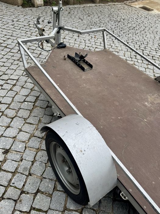 Reboque atrelado carro