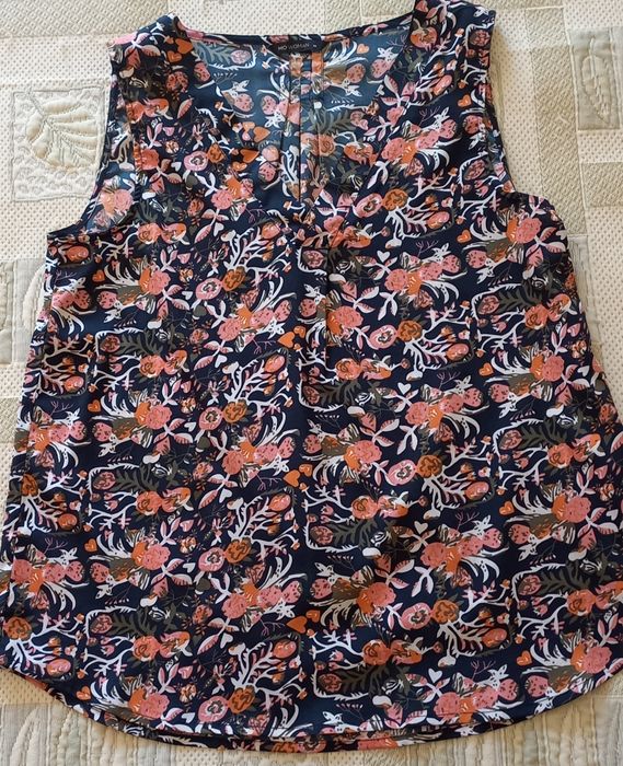 2 Blusas de cavas floridas