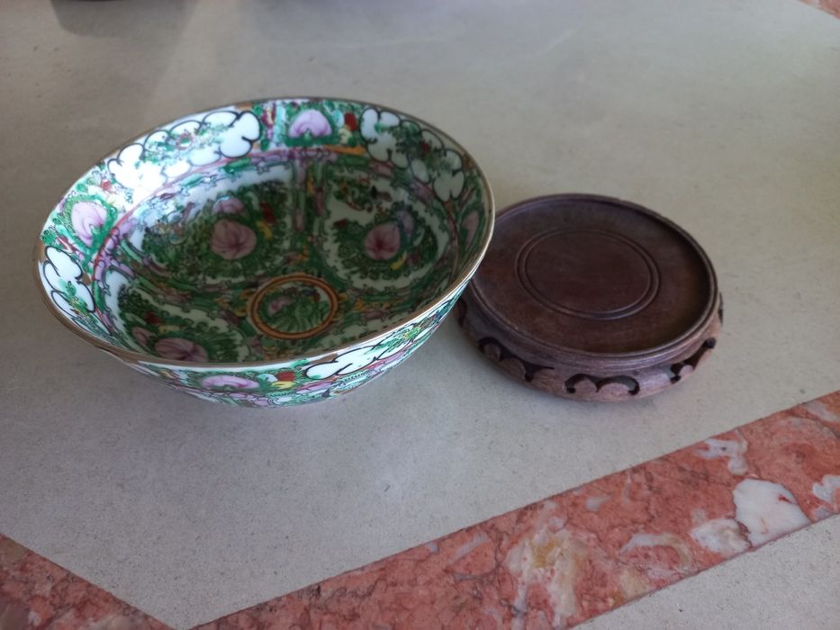 Fruteira chinesa com base em madeira