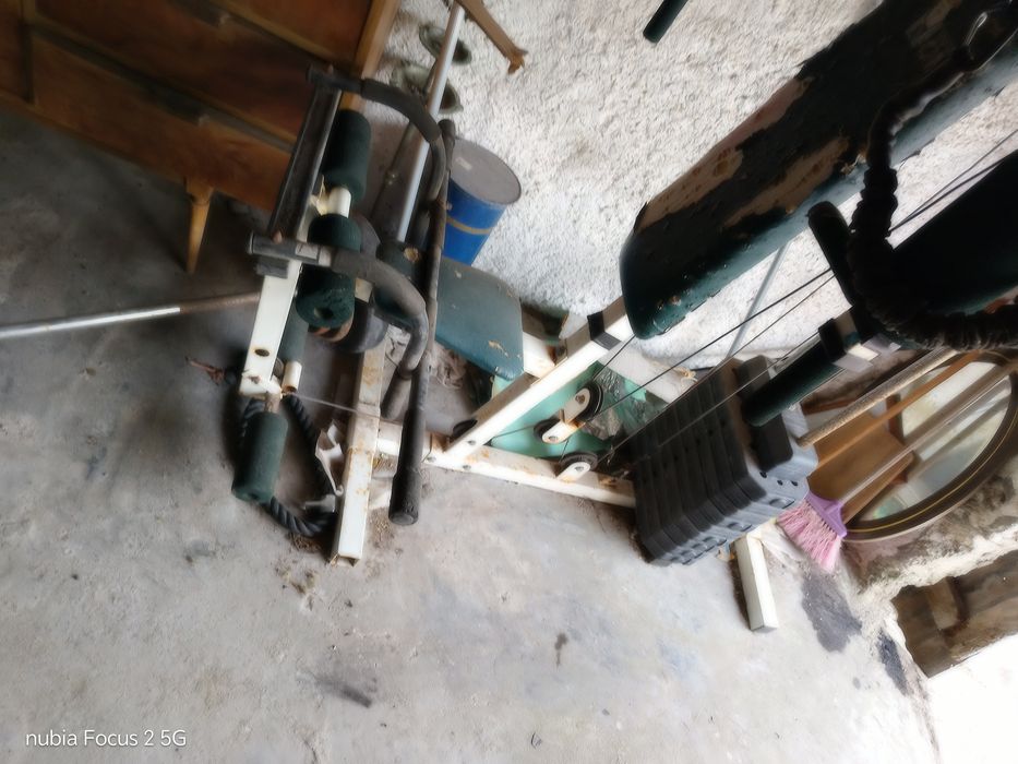 Makina multifuncoes mais Bárta com pesos mais banco