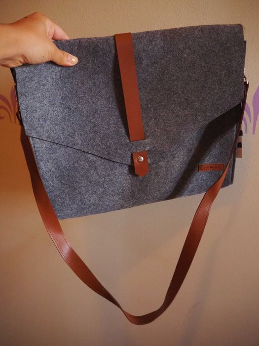 Mala para computador cinzenta em feltro
