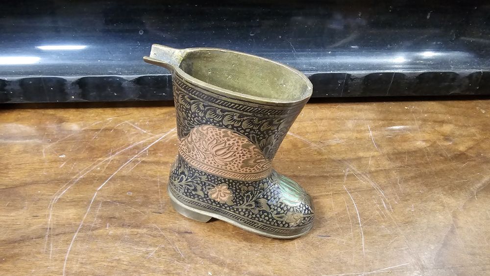 Stara popielniczka z mosiadzu, bucik, wysokość 11cm
