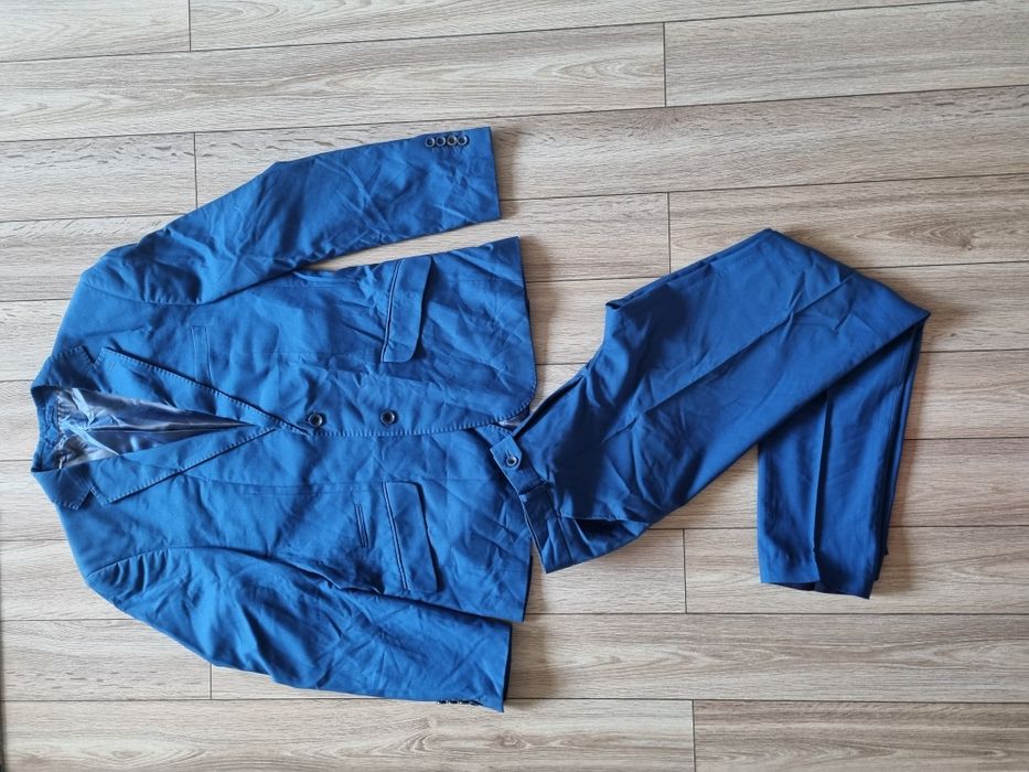 Niebieski garnitur wełniany