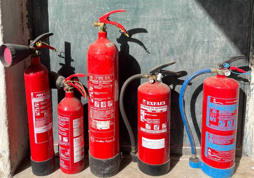 Extintores de pó químico e de CO2
