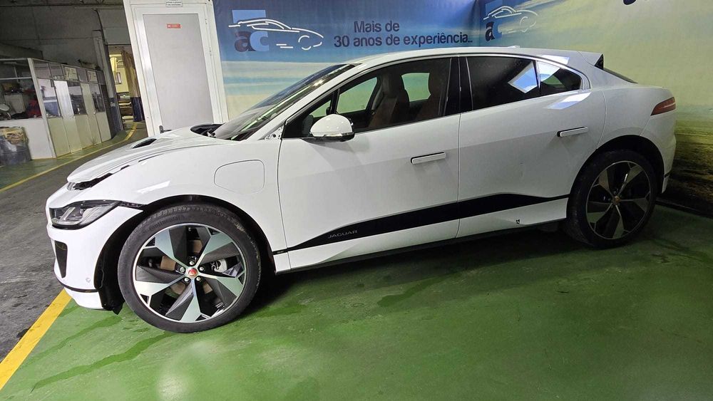Jaguar I-Pace EV400 AWD  -  Salvado
