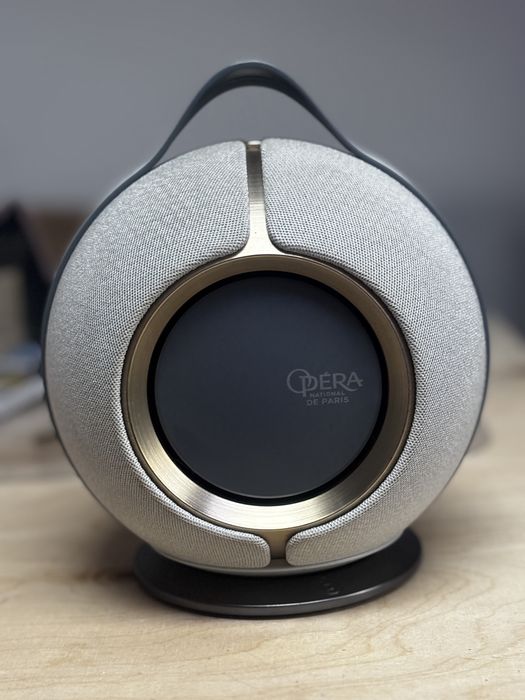 Devialet Mania Opera de Paris ze stacją ładowania