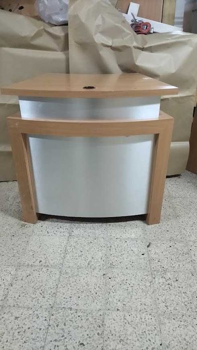 Balcão de atendimento em faia, com a frente revestida a aço escovado