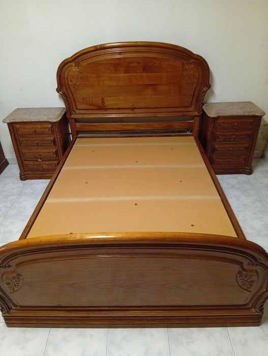 Quarto de casal em madeira maciça – cama + 2 mesas de cabeceira + cómoda com espelho