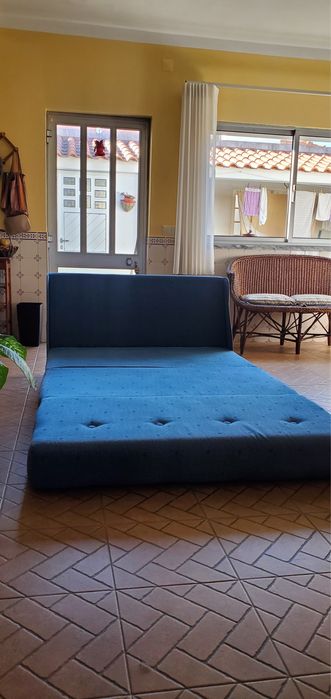 Sofá-cama azul em bom estado